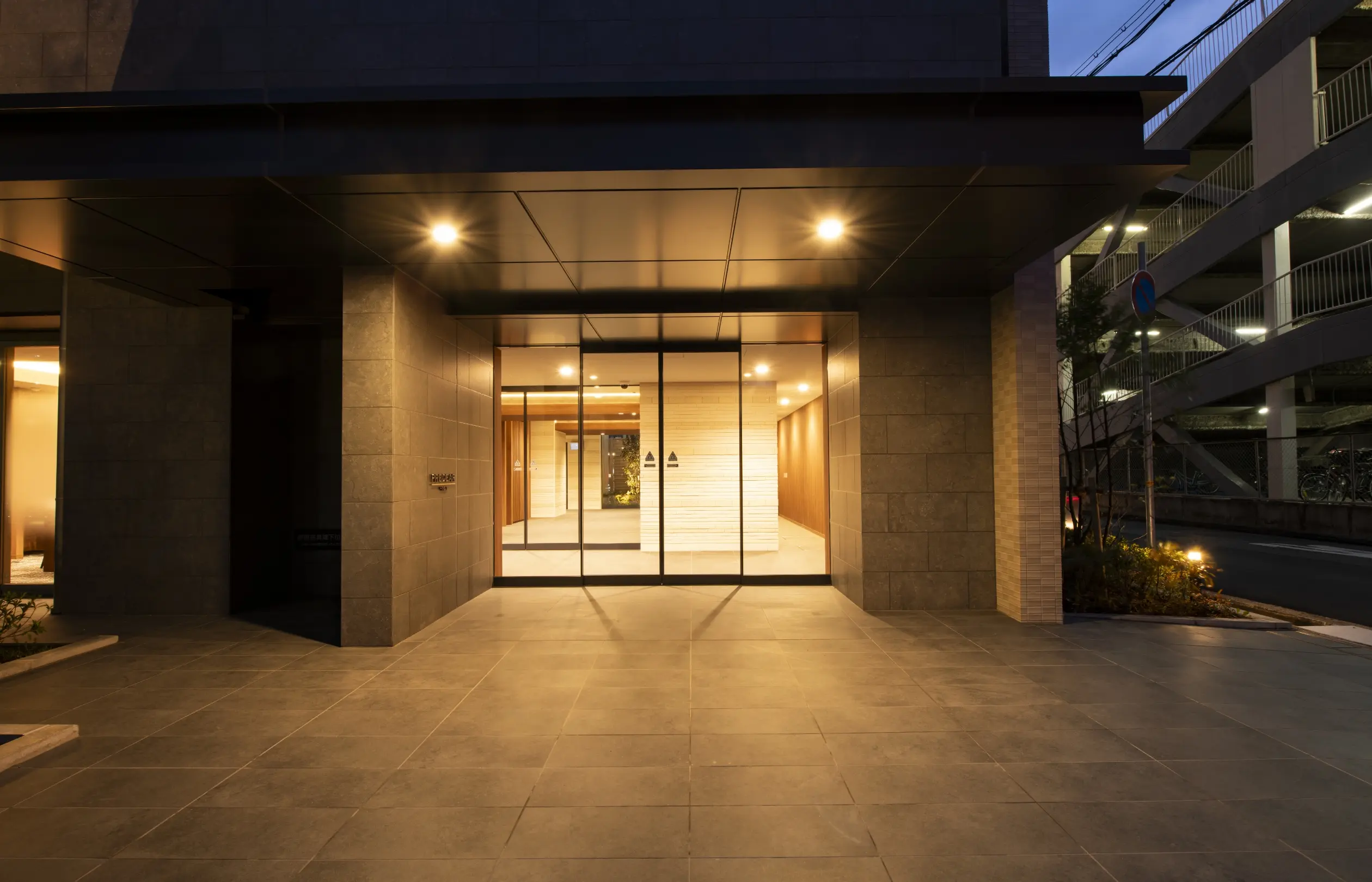 ENTRANCE APPROACH