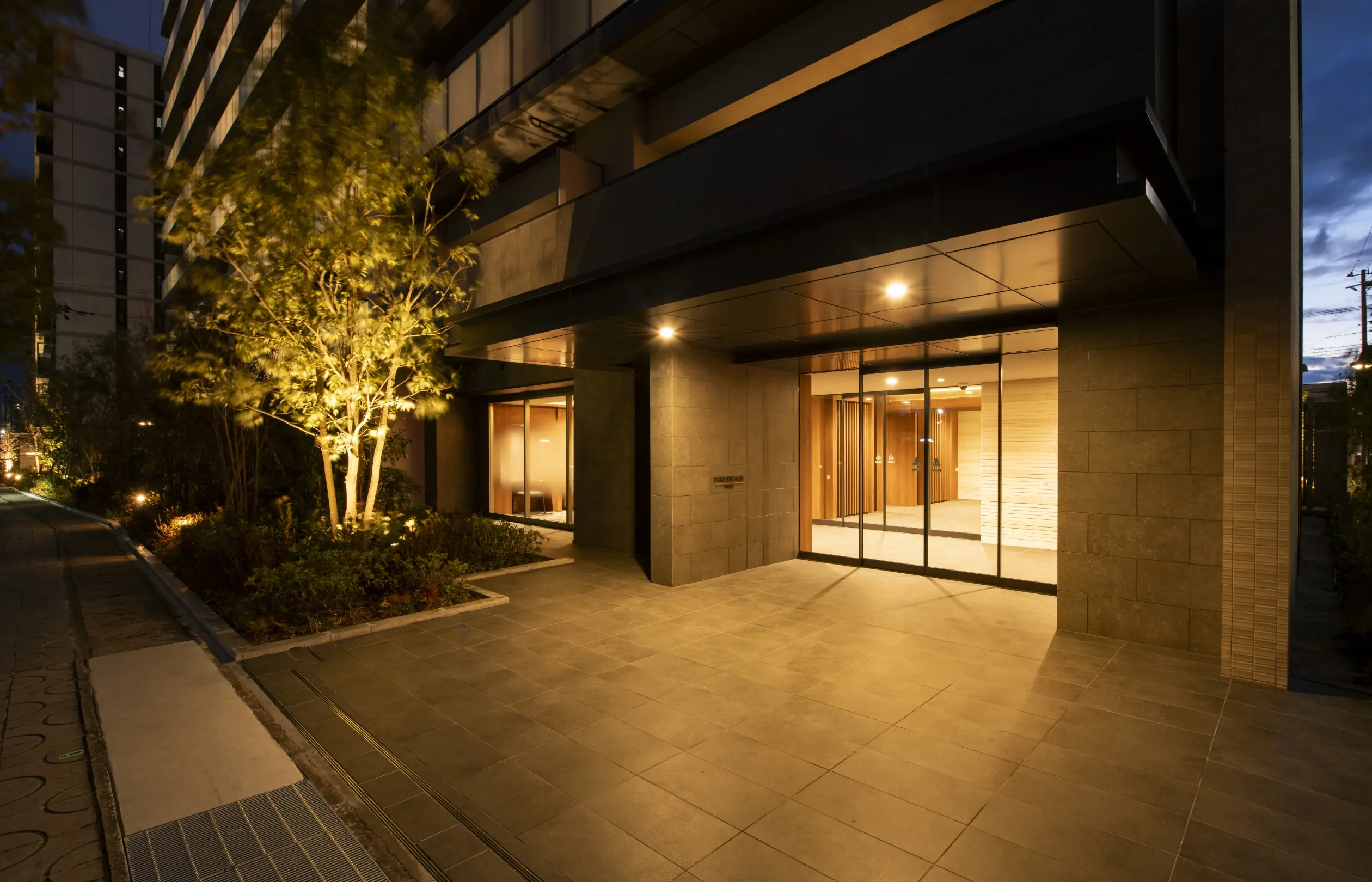 ENTRANCE APPROACH