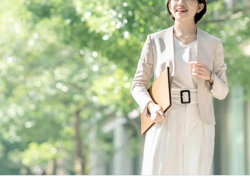 通勤する女性