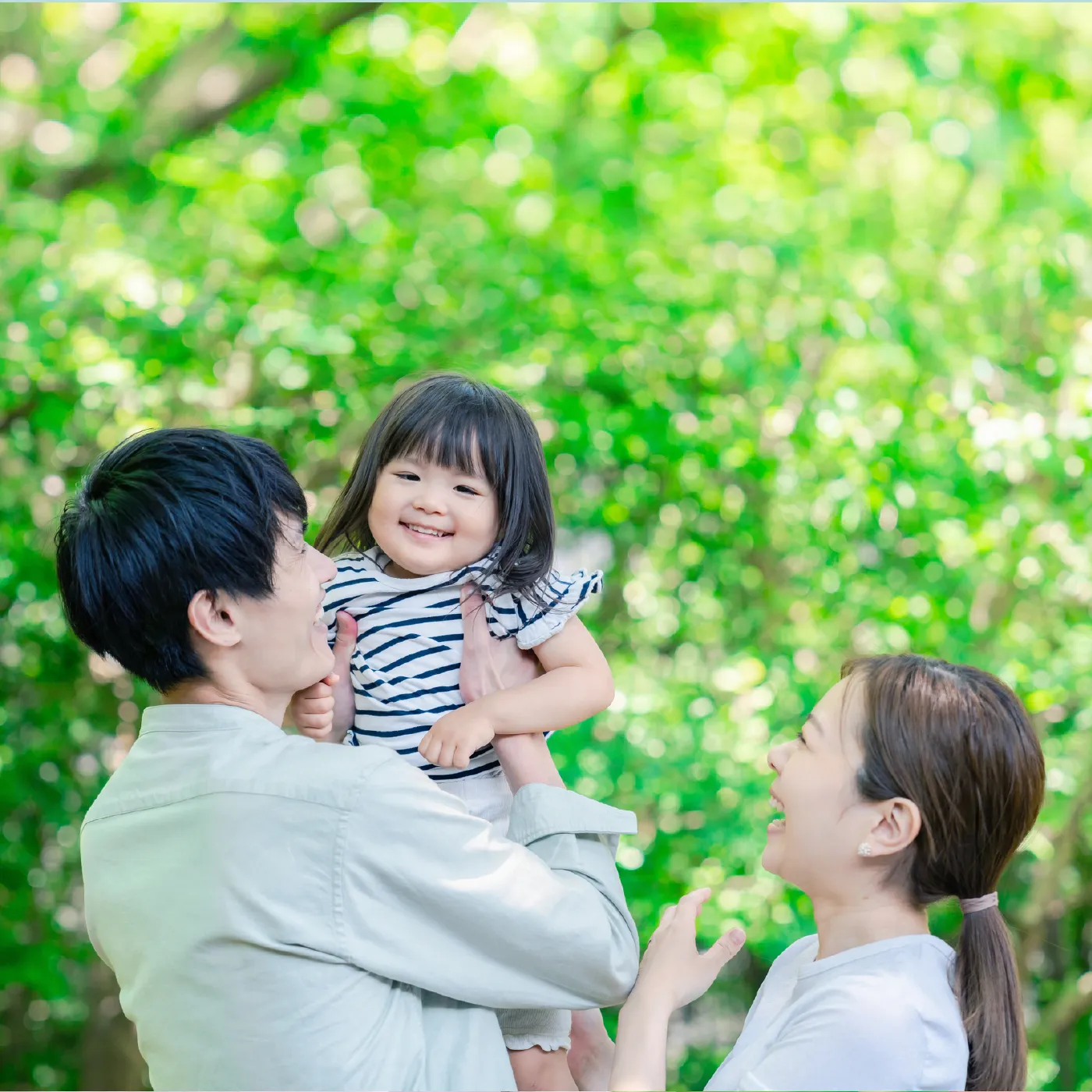 緑の中で笑顔の家族