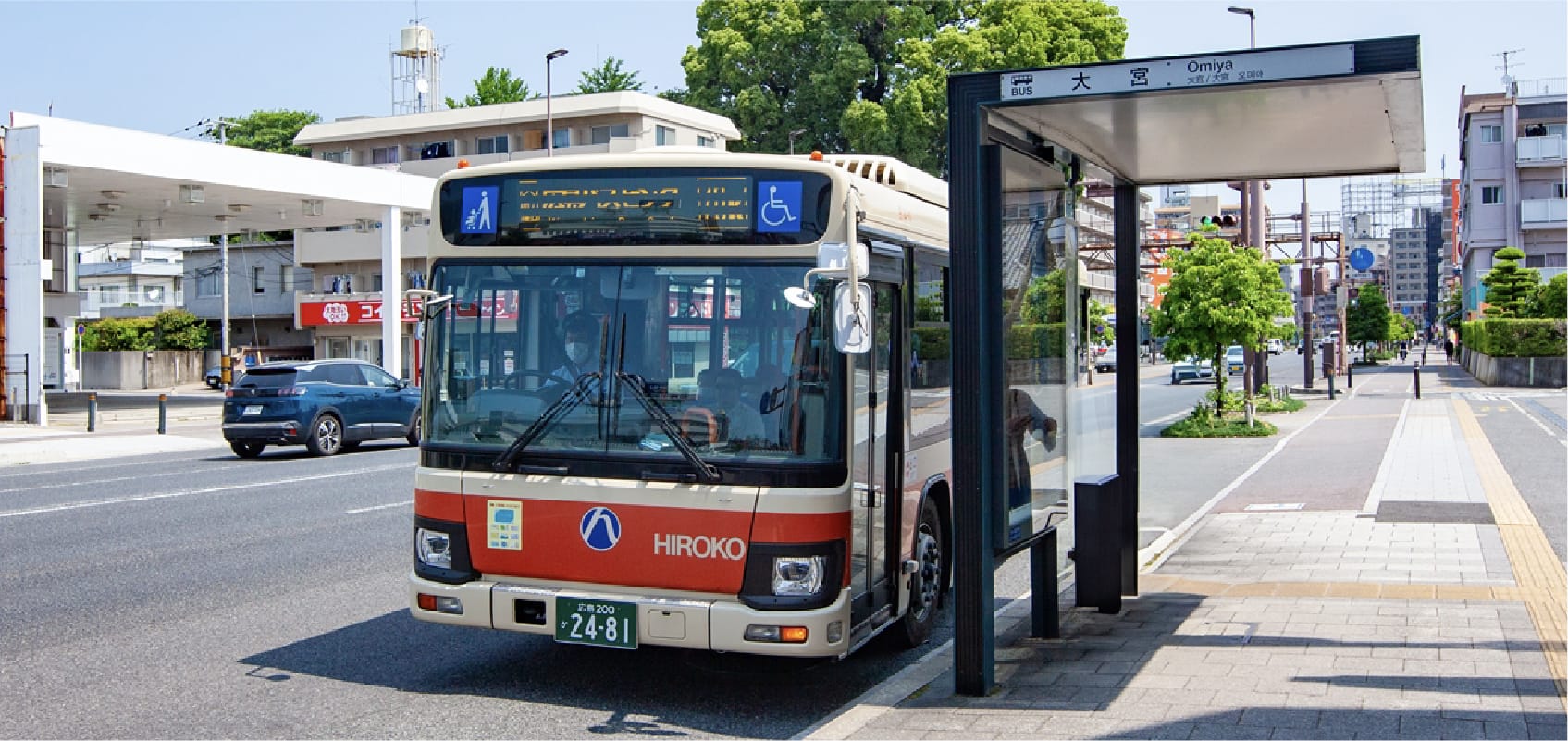 「大宮」バス停とバスの画像